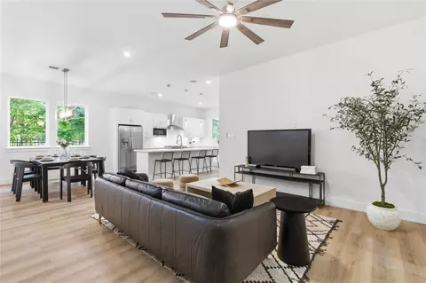 1420 W 34th 12 St, Houston, TX 77018