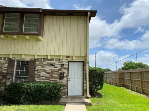 1519 S 8th St, La Porte, TX 77571