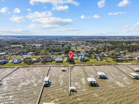 2823 Bayshore Dr, Bacliff, TX 77518