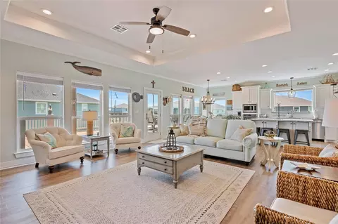 4414 Whaler Ln, Crystal Beach, TX 77650