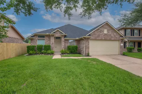 914 Cove Crest Trl, Fresno, TX 77545