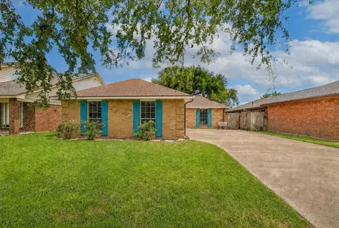 925 S 6th St, La Porte, TX 77571