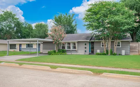 1918 Huge Oaks St, Houston, TX 77055