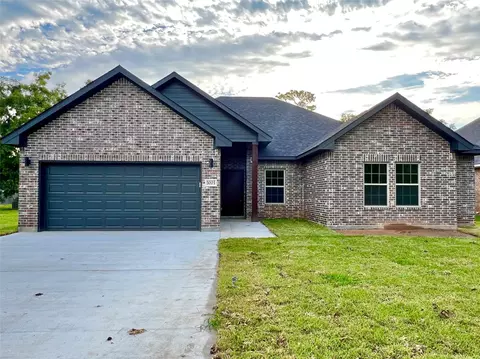 1003 S Anderson St, Angleton, TX 77515