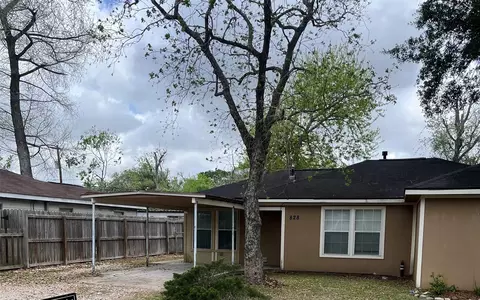Exterior - 828 N Chenango St, Angleton, TX 77515 photo 2 of 5