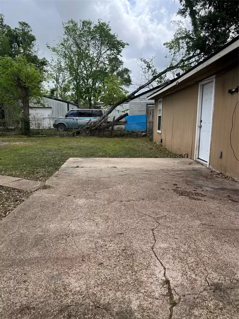 Exterior - 828 N Chenango St, Angleton, TX 77515 photo 4 of 5