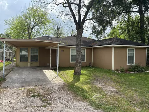 828 N Chenango St, Angleton, TX 77515
