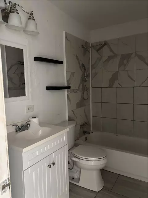 Bath - 828 N Chenango St, Angleton, TX 77515 photo 1 of 1
