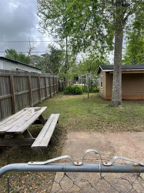Exterior - 828 N Chenango St, Angleton, TX 77515 photo 3 of 5