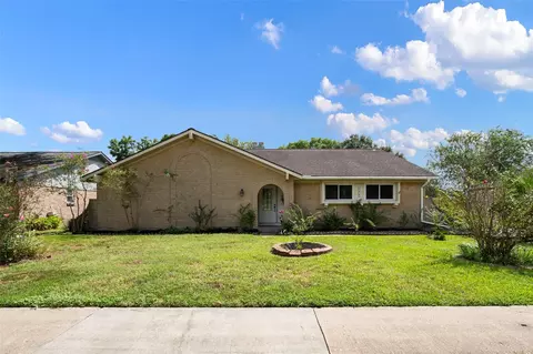 377 Dawn Hill Dr, Friendswood, TX 77546