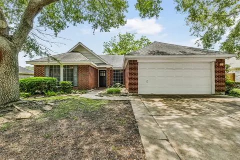 2910 Queen Victoria St, Pearland, TX 77581