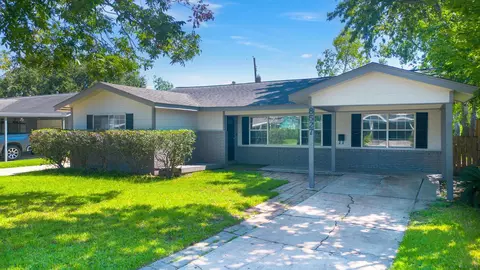 8527 Ridgepoint Dr, Houston, TX 77055