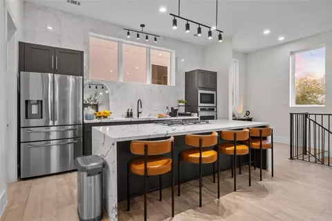 911 Thompson St, Houston, TX 77007