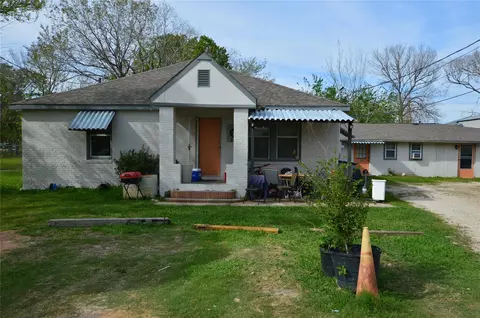 135 W 5th St, Kemah, TX 77565