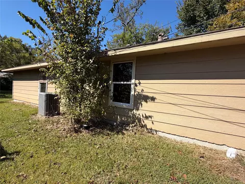 Exterior - 5145 Pine Burr Blvd, Beaumont, TX 77708 photo 2 of 5