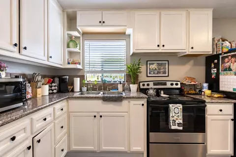 Kitchen - 903 Willow St, Pasadena, TX 77506 photo 3 of 3