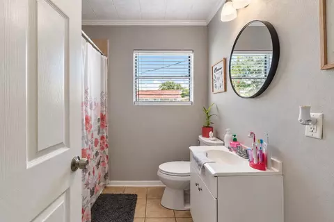 Bath - 903 Willow St, Pasadena, TX 77506 photo 1 of 1