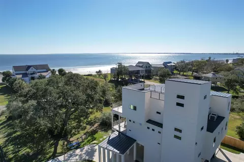 637 Bay Vista Dr, Seabrook, TX 77586