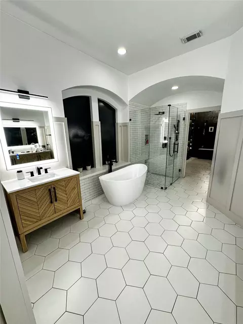 Bath - 2 Winsome Path Cir, Spring, TX 77382 photo 1 of 6