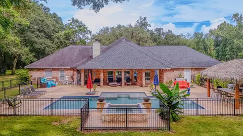 2002 Sugar Mill Ln, Lake Jackson, TX 77566