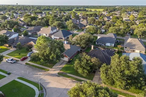 1819 Castle Oaks Dr, Pearland, TX 77581