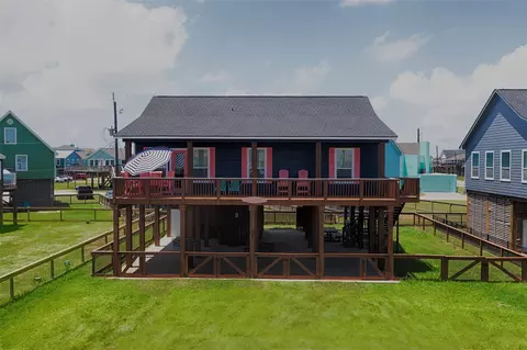 1922 Blue Water Hwy, Surfside Beach, TX 77541