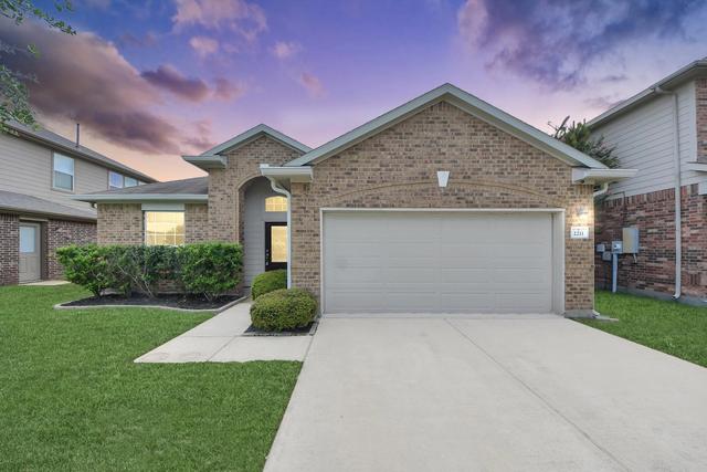 2211 Emerald Ln, Texas City, TX 77591