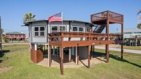 702 Seashell Dr, Surfside Beach, TX 77541