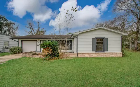 2417 Pecan St, Dickinson, TX 77539