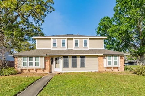 52 S Bachelor Button St, Lake Jackson, TX 77566