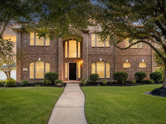 501 Falcon Lake Dr, Friendswood, TX 77546