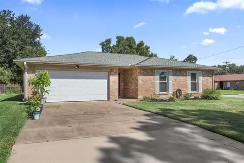 333 Coventry Ln, Alvin, TX 77511