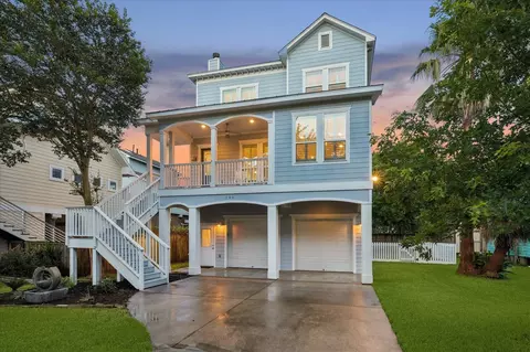 209 Queen Rd, Clear Lake Shores, TX 77565
