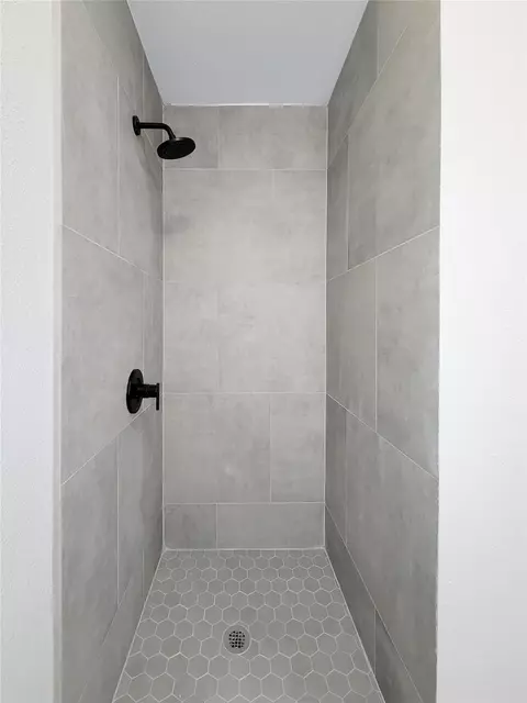 Bath - 4427 Algernon Dr, Spring, TX 77373 photo 4 of 6