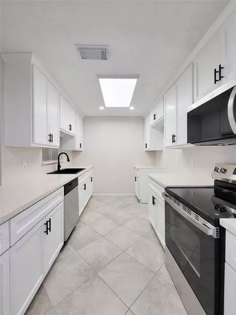 Kitchen - 4427 Algernon Dr, Spring, TX 77373 photo 5 of 10