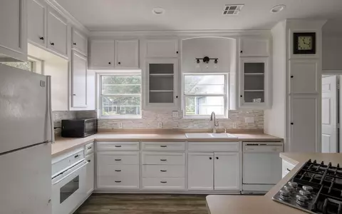 Kitchen - 20515 Kickapoo Rd, Waller, TX 77484 photo 5 of 6