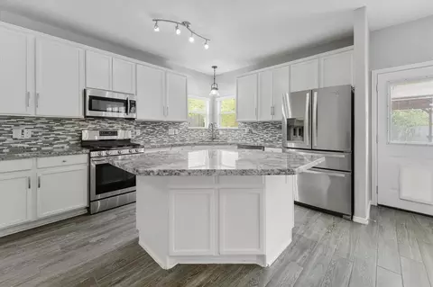 1077 Shadow Glenn Dr, Conroe, TX 77301 photo 1