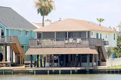 238 Bamaku Bnd, Tiki Island, TX 77554