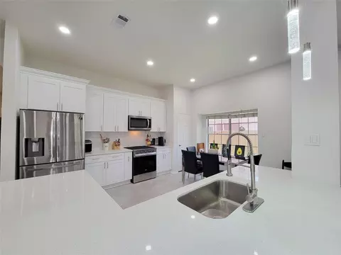 7919 Hidden Oaks Ln, Houston, TX 77095