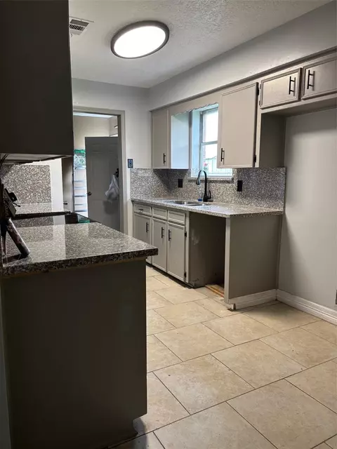 605 Meadowick Dr, Baytown, TX 77521