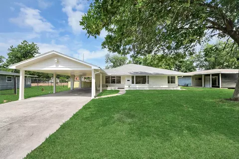 5455 N Crooked Creek Dr, Houston, TX 77017