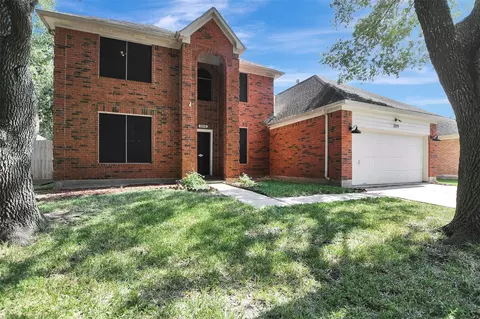 1809 Oak Wood Dr E, Pearland, TX 77581
