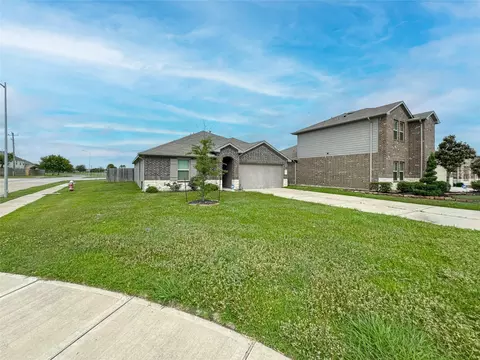 8203 Tamarind Ln, Baytown, TX 77521