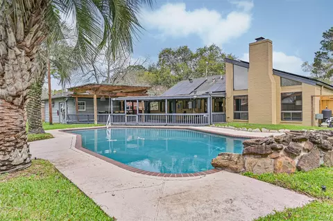 910 Evergreen Dr, Friendswood, TX 77546