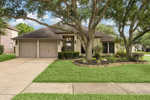 140 Greenridge Cir, League City, TX 77573