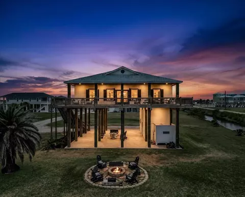 810 Casa Dr, Crystal Beach, TX 77650