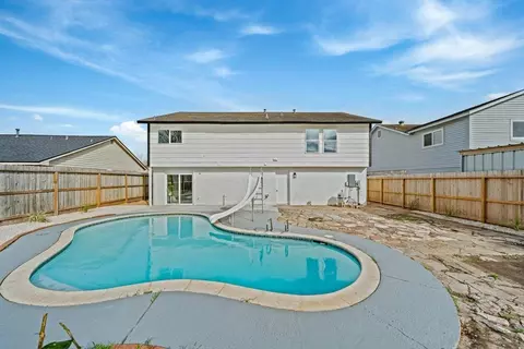 713 Sugar Hill Dr, La Porte, TX 77571