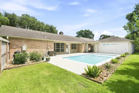 1135 Trowbridge Dr, Houston, TX 77062