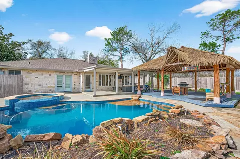 805 Camelot Ln, Friendswood, TX 77546