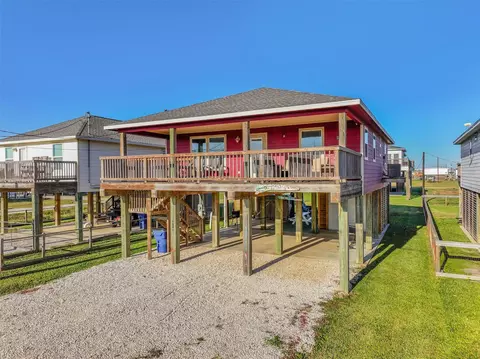 414 Thunder Rd, Surfside Beach, TX 77541